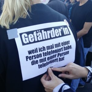 Plakat: Gefährderin weil ich mal mit einer Person telefoniert habe, die mit einer Person telefoniert hat